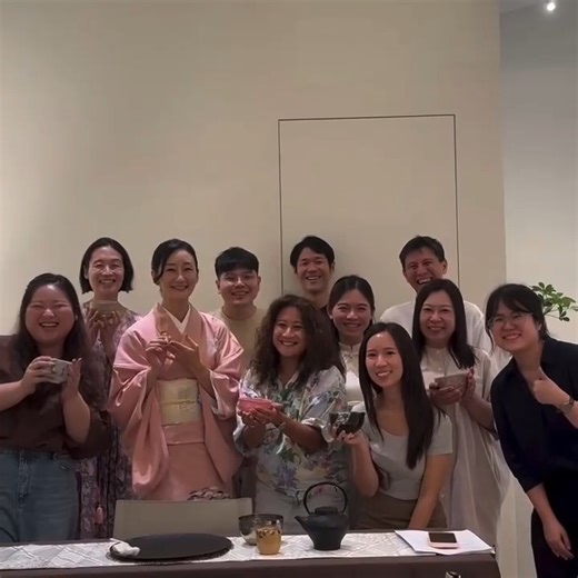 【公式】THE MATCHA CLUB on Instagram: "【 Japanese tea ceremony at Tea Rock（クアラルンプール・TRX） 】 椿の会テーブルスタイル茶道講師で、体験茶会も主催されながら、日本の茶道文化を世界に発信されている中島千恵子（ @chiena_88）様。マレーシアのペナンに移住され、マレーシアにおいても日本の茶道文化普及にご活躍されておられます。 今月12月14日（日）、中島様をお招きしてクアラルンプールの中心街にあるTRX1階のお洒落なカフェTEAROCK （ @tearock.co）様で、現代的なテーブルスタイル茶道でマレーシアの皆様に日本の伝統とおもてなしの心を気軽に体験していただきました。お点前のデモンストレーションの後にはご自身でもお抹茶を点てる体験も。参加者の皆様、中島様、Tea Rock様そしてご参加の皆様、本当に有難うございます。 因みに、ご使用頂いたお抹茶は私共の無農薬抹茶でございます。おうちでも楽しめるように、マレーシアではなかなか手に入りにくい私共の無農薬オーガ