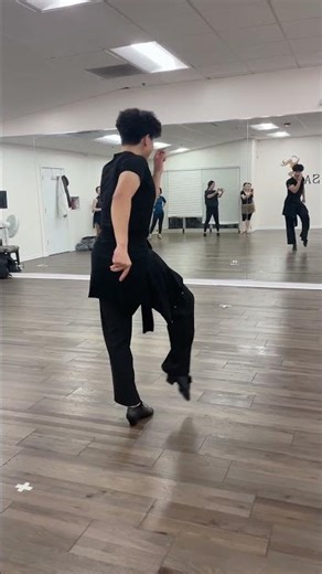 Effortless Power: Lightening-fast turn in Cha Cha Cha #chacha #dancer #tutorial #ballroomdance