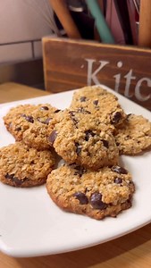 Galletitas sin harina y las podés hacer sin azúcar, si queres . Acá te dejo varias opciones😉 📌 Ingredientes: para 10galletitas 1 taza de avena 3 cucharadas de almidón de maíz 1 huevo 2 cucharadas de aceite Esencia de vainilla 6 cucharadas de miel( podés hacerlo con 1/4 de taza de azucar o 1 cucharada y media de edulcorante o 6 sobres de edulcorante en polvo ,es a gusto) Chips de chocolate / nueces / almendras 👉En ese orden vamos a mezclar todos los ingredientes, utilice miel pero podés usar a