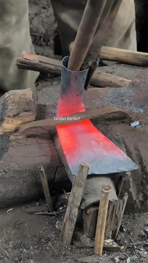 see the blacksmith's trick of forming a jack..‼️ #medievalblacksmith #fypviralシ #wood