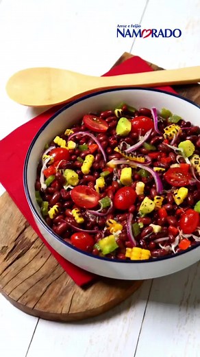 Em dias quentes, nada melhor que uma salada caprichada e saborosa. Essa receita de Salada de Feijão Vermelho Namorado é a pedida certa para refrescar seus dias. 😋Confira a receita completa aqui: SALADA DE FEIJÃO VERMELHO Tempo de preparo: 40 minutos Rendimento: 4 porções Ingredientes: 1 xícara (chá) de Feijão Vermelho NAMORADO 4 xícaras (chá) de água 1 espiga de milho cozida meio pimentão verde meio pimentão vermelho 1 cebola roxa pequena cortada em tiras 5 tomates cerejas cortadas ao meio 1 xí