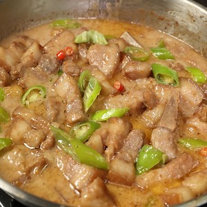 84K views | Quick and easy recipe guide on how to cook Bicol Express. This is not the authentic Bicol express but this is easier to make. We used canned coconut milk because it's accessibility and have longer expiration. You can also skip removing the oil from the pork if you want. #bicolexpress #porkbicolexpress #bicolexpressrecipe | Lutong Kalan | Facebook