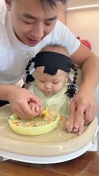 My baby is 11 months old and learning to eat with a spoon.#independentfeeding