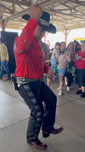 Baila muy Bien Bronco 956 ! #baile #dance #videoviralシ #trendingnow #bronco956 | Jose Perez