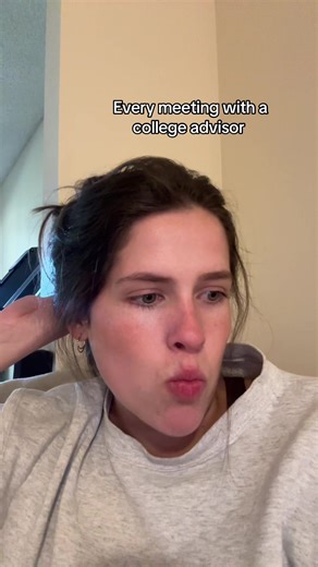 I graduated 2 years ago, I took English Composition II dual enrolled in HIGHSCHOOL, I know it’s not a senior credit. This is an overexaggerated made up skit, good grief yall 🤣 #collegeclasses #advisor