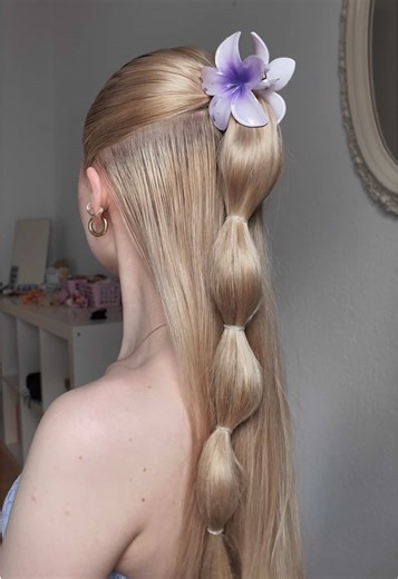 Stylish Flower Hairclips: A Simple Hairstyle Tutorial