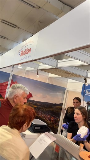 Takto vyzeral 1. deň výstavy Danubius Gastro & ITF Slovakiatour v Incheba Bratislava 👀🍽️ Stánky plné inšpirácie, noviniek a riešení pre gastro – a medzi nimi aj náš mini stánok portálu a appky Menučka. Pre majiteľov a manažérov reštaurácií máme špeciálne akcie: 👉 1 mesiac zdarma pri registrácii 👉 súťaž o ročný balík PREMIUM 👉 a novinku – nový e-mailový newsletter pre gastro profesionálov Ak ste ešte neboli, stále je čas. Príďte sa pozrieť, oplatí sa. 👋🍴 | Menučka - denné menu, à la carte 