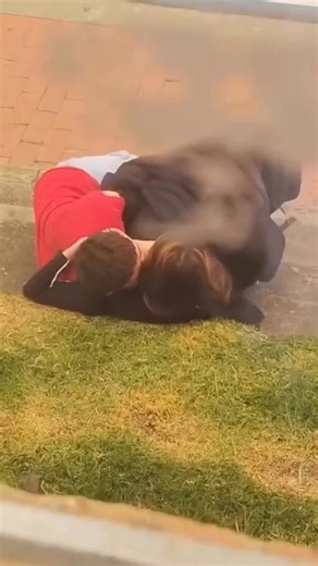 @who_elvina1 on Instagram: "日本利用压电瓷砖将脚步转化为电能。这些瓷砖捕捉来自你脚步的动能。当你行走时,你的重量和动作会对瓷砖产生压力。瓷砖会轻微弯曲,从而产生机械应力。瓷砖内部的压电材料将这种应力转化为电能。每一步都会产生少量电荷,而数百万步结合在一起就能产生足够的电力来驱动LED灯、数字显示屏和传感器。在像涩谷车站这样繁忙的地方,每天大约有240万个脚步为这一系统作出贡献。这些电能可以被储存或立即使用,从而减少对传统电力来源的依赖,并支持可持续的城市基础设施。这种方法将日常运动转化为实用的可再生能源。#日本 #知识 #事实 #你知道吗#推荐#科技 #创新#"