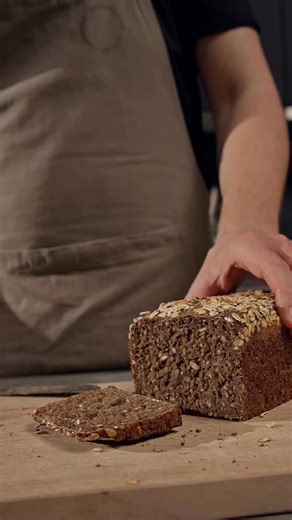 Nyd hjemmebagt rugbrød til julens frokoster, og en god mættende rugbrødsmad til hverdagene💚⁠ Bag vores nemme ‘Brødblanding - kernerugbrød med linser’, det eneste du skal tilsætte er vand og gær. ⁠ ⁠ Alle ingredienser er danske og økologiske, særlig udvalgt for deres fantastiske smag og kvalitet. ⁠ ⁠ Find rugbrødsblandingen på puredansk.dk | Pure Dansk