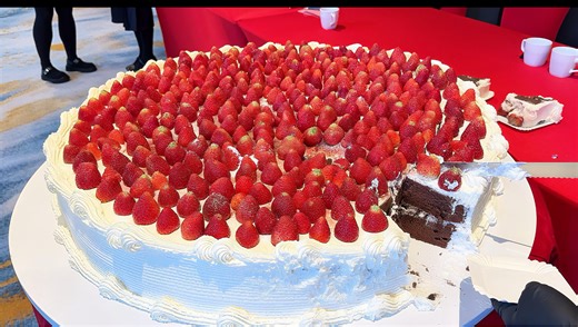 Table cake现场分蛋糕🍰燃起来了 好看就完事了 好吃就完事了好喜欢我做的table cake 这次是80cm直径的草莓蛋糕‼️