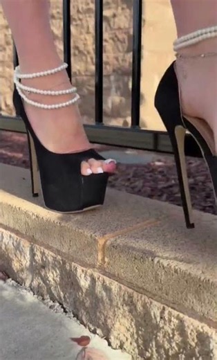 Zapatillas altas con piedritas blancas muy lindas 😍😘😌