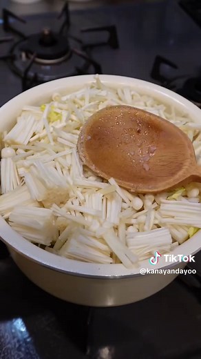 これ一品で大満足できちゃう、具沢山スープ🙂‍↔️💓 材料〔2〜3食分〕 白菜1/8個 えのき1袋 鶏ひき肉150g 春雨30g 水500ml 鶏ガラ大さじ1 醤油小さじ1 ごま油小さじ1 生姜小さじ1 コショウ適量 是非作ってみてね＾＾💓 #ダイエットレシピ #自炊 #簡単レシピ #ダイエット #料理