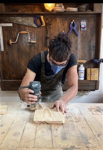 Hoje eu vou te mostrar como eu fiz um suporte de leitura para colocar no braço do sofá 📚🔨 Ferramentas e materiais você encontra na @lojadomecanico .