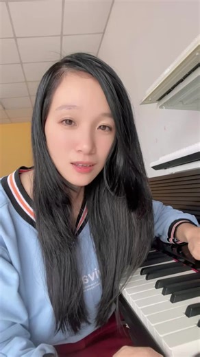 Em lại up nhầm video, lúc bị thả ha ha nhiều mới phát hiện ra ạ😂 . Hôm ni em giới thiệu em đàn Roland Go: Piano nhé 🎹 𝗥𝗢𝗟𝗔𝗡𝗗 𝗚𝗢:𝗣𝗜𝗔𝗡𝗢 – 𝗔̂𝗠 𝗧𝗛𝗔𝗡𝗛 𝗖𝗛𝗔̂́𝗧 𝗡𝗛𝗨̛ 𝗡𝗨̛𝗢̛́𝗖 𝗖𝗔̂́𝗧! 🎶 ✨ 𝗗𝗶𝗲̂̉𝗺 𝗻𝗼̂̉𝗶 𝗯𝗮̣̂𝘁: • Âm thanh 𝗰𝗵𝗮̂𝗻 𝘁𝗵𝗮̣̂𝘁, lấy mẫu trực tiếp từ những cây 𝗴𝗿𝗮𝗻𝗱 𝗽𝗶𝗮𝗻𝗼 𝗥𝗼𝗹𝗮𝗻𝗱 cao cấp 🎧 • Có thể 𝘁𝗮̆𝗻𝗴/𝗴𝗶𝗮̉𝗺 𝗰𝗮𝗼 đ𝗼̣̂ ±𝟴 𝘃𝗮 (khoảng 𝟯 𝗾𝘂𝗮̃𝗻𝗴 𝘁𝗮́𝗺) dễ dàng 🎵 • Hiệu ứng 𝗥𝗲𝘃𝗲𝗿𝗯  𝟭𝟬, cho âm vang 𝘁𝘂̛̣ 𝗻