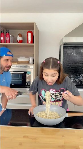 ELA COMEU TODO MACARRÃO *que nojo