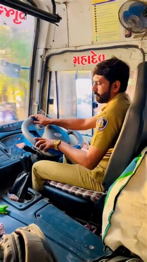 Bus Driving 🧑🏻‍✈️🌟 Gujrat St Bus GSRTC 🚩✨#bus #busdriver #gsrtc #trending #viralvideo