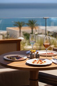 Lunch at El Faro is a journey into the heart of the Mediterranean. Sea views, vibrant flavours, and an atmosphere that turns every table into a celebration. Here, the coast becomes part of the experience. Almorzar en El Faro es un viaje al corazón del Mediterráneo. Vistas al mar, sabores vibrantes y una atmósfera que convierte cada mesa en una celebración. Aquí, la costa se convierte en parte de la experiencia. #FairmontLaHacienda #FairmontHotels #StayIconic | Fairmont La Hacienda Costa del Sol