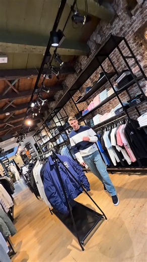 GENTLEMEN on Instagram: "Profiteer nu van 30% korting op jouw favoriete merken. ✨ De ideale kans om jezelf of iemand anders te verwennen in aanloop naar de feestdagen. Shop eenvoudig online via de link in bio of kom langs in de winkel om de collectie te ontdekken 🤝🏽 We helpen je graag verder! #GentlemenMode #Herenmode #Streetwear #Feestdagen #Korting #FYP"