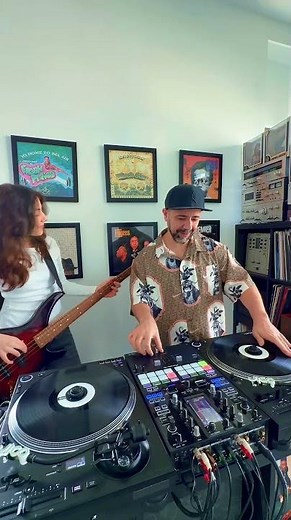 Bass & Scratch 🎸🎚️🔥 #scratch #bassguitar #dj #djmichelle #djshock #turntable #disco