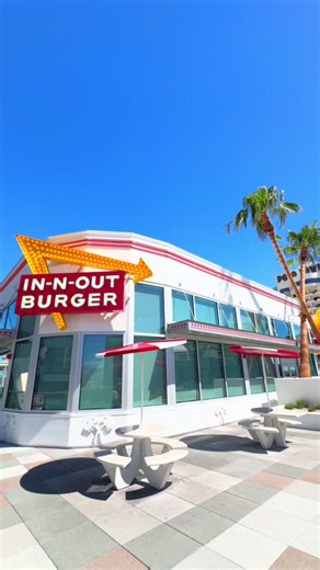 Have you visited In-N-Out Burger’s flagship location?🍔🍟🥤 Located on The Las Vegas Strip, the In-N-Out Burger flagship location is over 10,000 square feet and has unique attributes that make it one of a kind! @Las Vegas #LasVegas #Vegas #TheStrip #InNOut #Foodie