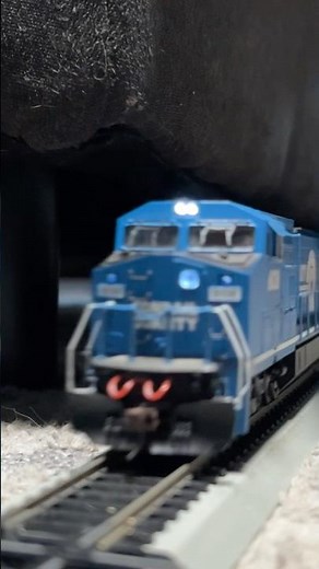 Conrail C40-8W leads manifest￼ in HO scale