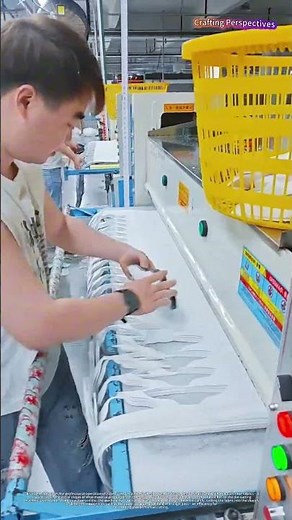 Shoe fabric batch cutting with a die-cut machine