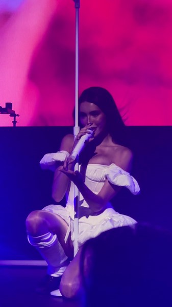 just a queen with her mic stand #theencoretour #madisonbeer #sydney @madison