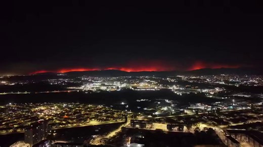 🇨🇱 | Imágenes aéreas muestran la extensión del incendio forestal en Penco, Chile, que…