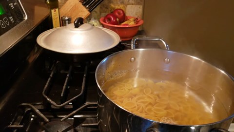 Bacon Mac and Cheese in a Cast Iron Skillet—Cheesy Perfection!