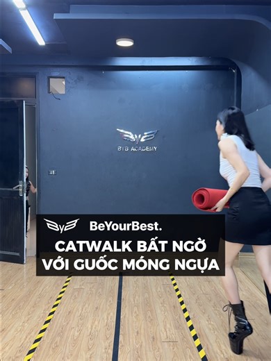 Catwalk độc đáo với guốc móng ngựa và mẫu nhí