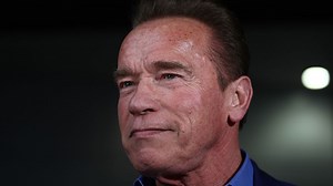 Schwarzenegger ezúttal Guns N’ Roses-pólóban bicajozott az Andrássyn – fotó