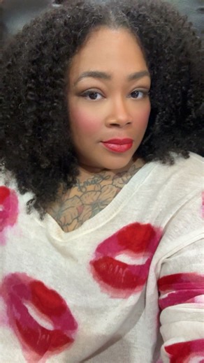 Krystal Swiercz on Instagram: "Baby now this has stressed me out . Heaven is not pleased . DO NOT !!!! And I’ve seen videos of people slicing and dicing y’all’s cakes 👀😎 Stop it 🙅🏽‍♀️ Now when you place your next order, cut it like I told you to … 😆😆😆😆"