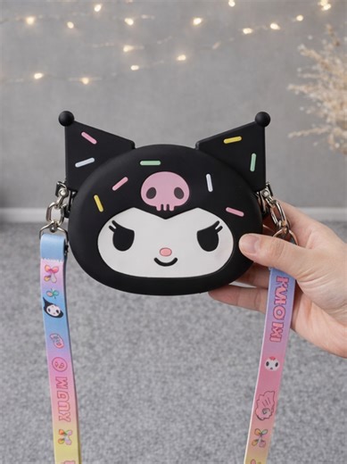 Tas gemes banget kayak gini, masa cuma 22RB?! 😭💖 Fix ini sih bukan cuma lucu, tapi juga worth it banget buat kamu yang suka tampil cute tapi tetap hemat! ✨ Desainnya super unik, karakter gemesnya bikin penampilan langsung standout 🖤🎀 Bahannya juga keliatan premium, nggak keliatan murahan sama sekali meskipun harganya ramah di kantong 😍 Talinya panjang & nyaman dipakai, muat barang penting kayak HP, uang, lip balm, dll jadi praktis banget buat dipakai sehari-hari 👜✨ Cocok buat hangout, jala
