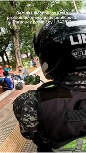 🚨🍻 Se armó la “previa” en la plaza… pero los vecinos no estaban para el after.📍Estaban tomando tranquilamente, hasta que alguien llamó a los Linces 🐆 y ahí los muchachos entendieron rapidito el mensaje: juntaron sus latitas 🥫, recogieron sus cosas y se mandaron mudar sin hacer lío. 😅👏 Esta vez no hubo resistencia, solo retirada estratégica.