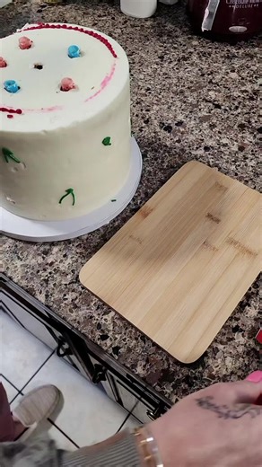 How to Cut 4-Layer Cakes Perfectly