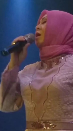 Lagu Hitam Putih Fotomu oleh Ratih Purwasih