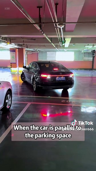 Master Backing into a Parking Space with Expert Tips