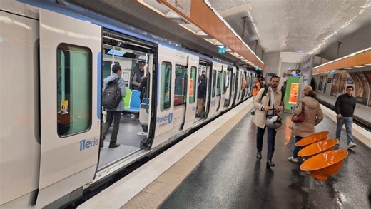 584K views · 2.9K reactions | VIDEO - "Ça fait 10 ans que j'en rêve" : les usagers de la ligne 10 découvrent le MF19, le métro du futur mis en service ce matin ➡️ https://l.ici.fr/dwS | ici Paris Île-de-France | Facebook