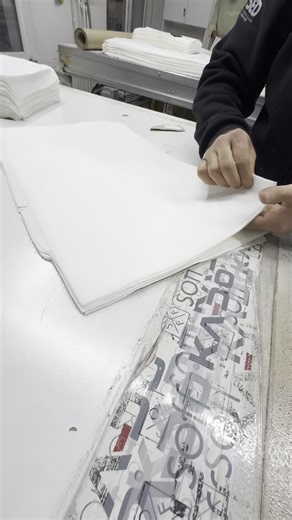 ‎فن وتفصيل قماش‎ on Instagram‎: "⁨ مكينة بريس تخلي القماش يطلع سميك مثل ياخة القميص😱🔥Pres Machine Magic #sewing #PressMachine #تجارب⁩"‎