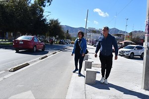 Instalan más bolardos en la calzada Colón de Torreón