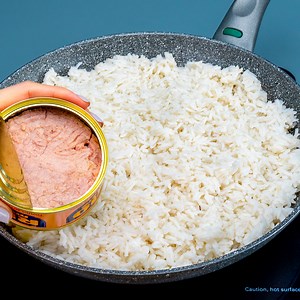 162K views · 442 reactions | Receptet på ris med konserverad tonfisk som erövrade alla! Ingredienser: hett vatten: 1.5 l salt: 5 g ris: 300 g lök: 2 st tonfisk på burk: 120 g salt: 3 g svartpeppar: 3 g tomat: 2 st mozzarella: 100 g ägg : 3 st salt: 3 g matlagningsgrädde : 100 ml svartpeppar: 2 g Sallad: gurka: 2 st rödlök: 1 st konserverad majs: 200 g körsbärstomat : 200 g avokado: 1 st persilja: 20 g olivolja: 30 ml persilja: 10 g vitlök : 20 g salt: 2 g | Smarrig.tv | Facebook