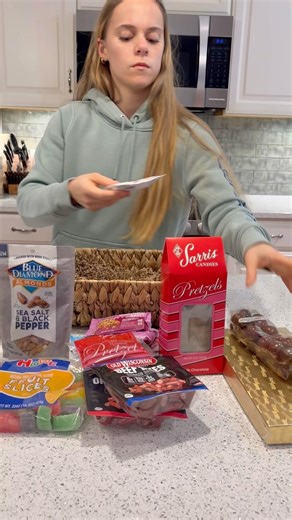 Make a snack-inspired Gift Basket with Me