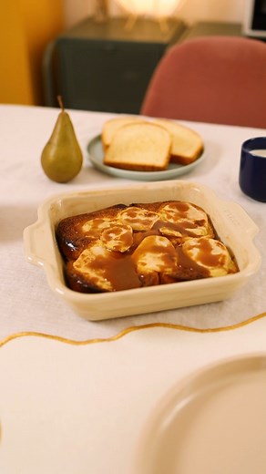 La cuisine, c'est aussi une histoire de partage entre générations. 🧡 Préparez-vous à faire revivre à vos enfants la magie des recettes de nos grands-mères, avec notre Gratin de Brioche tranchée aux poires et son caramel beurre salé. Un régal à savourer en famille ! Pour réaliser la recette, il vous faut : - 4 tranches de Brioche Tranchée Brioche Pasquier - 2 poires comice bien juteuses - 1 cas de sucre un peu pour le moule - 2 oeufs - 30 cl de crème liquide - 10 g de beurre pour le moule - 2 ca