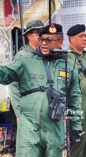 Desde el Fuerte Guaicaipuro, se llevó a cabo el acto de reconocimiento a los Directores de los Núcleos de Formación de Tropas Profesionales y Centros de Adiestramiento de Combate.El MG. Pedro Esteban González Ovalles Comandante General del Ejército Bolivariano felicitó a la tropa alistada, tropas profesionales y oficiales por su destacada demostración de destreza y compromiso operacional en el manejo de vehículos blindados durante las maniobras. Con el Ejército Bolivariano Venezuela Renace