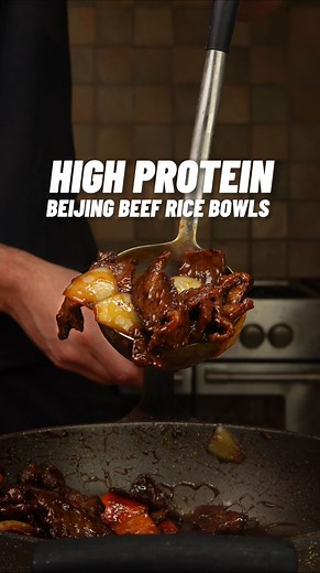 High Protein Beijing Beef Rice Bowls! 🥩🔥🥡 ONLY 535 calories! Easy Fakeaway Meal Prep😋 Beijing beef is an absolute classic takeout dish! The perfect combination of sweet, spicy with tender and crispy beef, let’s make it better!🔥💪🏽 Check out my high protein cookbooks for over 100 recipes just like this one! 📕👨🏽‍🍳 (link in bio) Serves 4: 🍽️🍽️🍽️🍽️ Calories & Macros 📊 Per Meal: 535 calories 53g P | 56g C | 10g F Crispy Beef Strips - 800g lean steak sliced into thin strips against the 