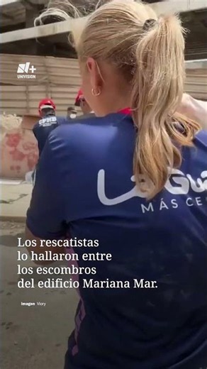 Un Hombre Recibe el Cuerpo Sin Vida de su Hijo