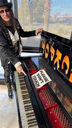 When “Alice Cooper” moves the “PLEASE DON’T TOUCH” sign after his news interview to showcase his talent playing some Elton John, Journey and Queen on Axl Rose’s piano that belonged to him when Guns N’ Roses had a Vegas residency. ikonsofrock.com #alicecooper #piano #music #fyp #lasvegas | Ikons of Rock
