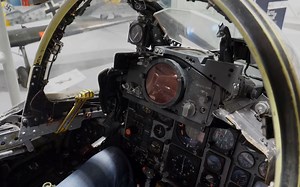 进入F-4 Phantom II FGR.2的座舱