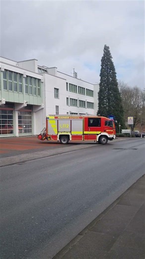 Das 1-HLF 20-1 der Hauptfeuer und Rettungswache Wuppertal auf Einsatzfahrt