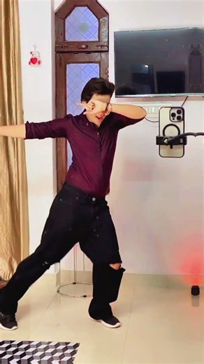 Is Chand ke aage 🌙🫵♥️ #dance #dancevideo #shorts #dancecover #bollywood #bollywoodsongs